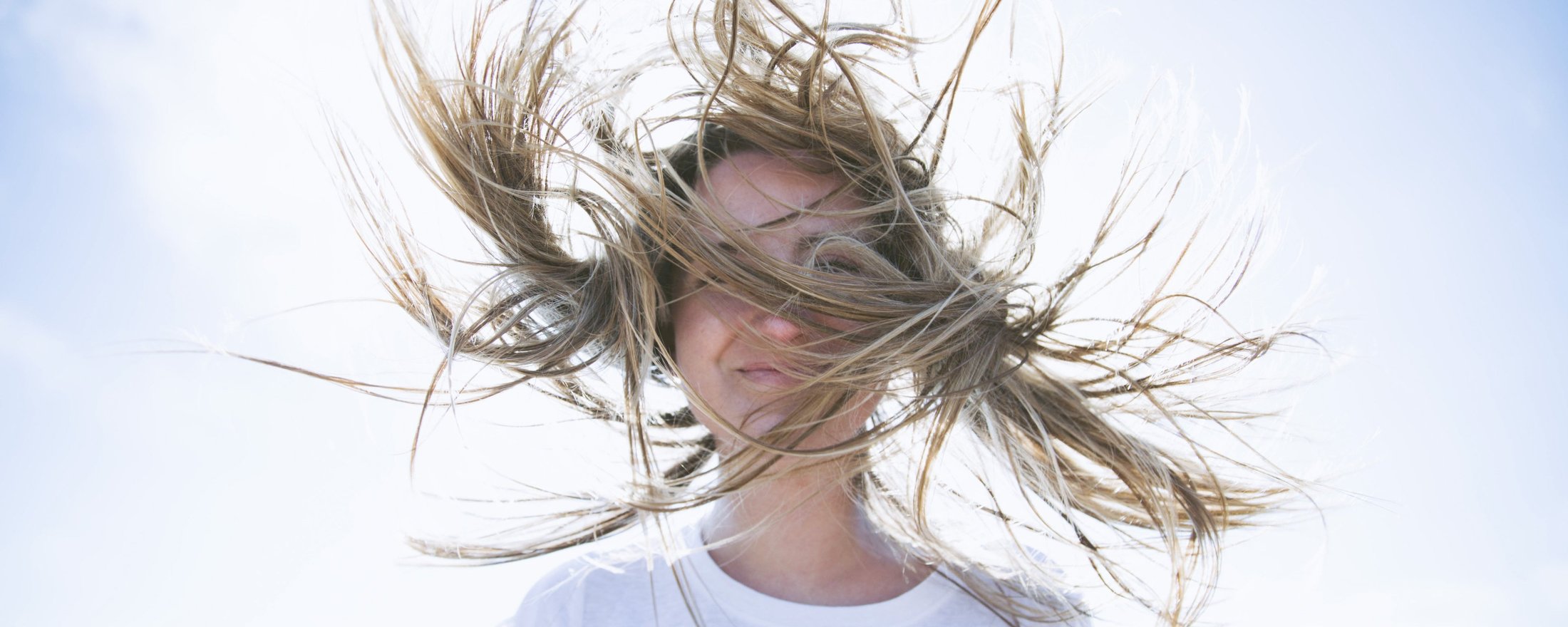 Frau mit im Wind wehenden Haaren